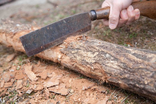 材料になる楢の木の皮をむいています