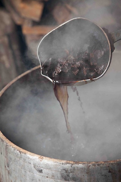 釜で煮出して取り出した染料です