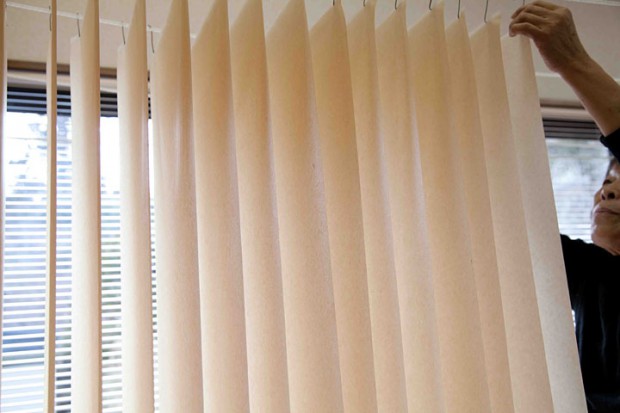 ロープにS字の金具で吊り下げ、乾燥させます