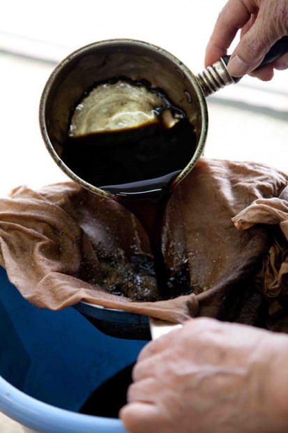 何度も濾してごみなどを取り除きます