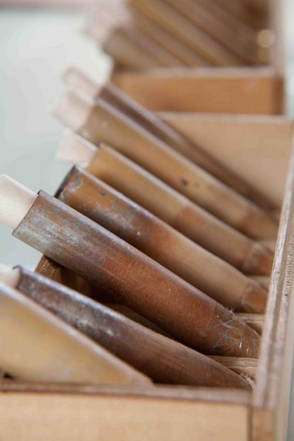 切った箔を竹の筒に入れておきます