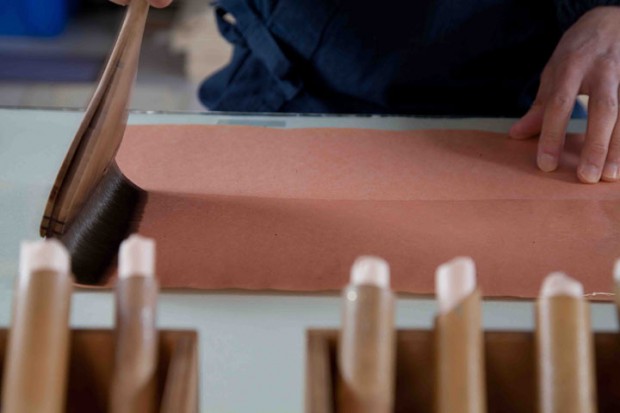 紙に膠とフノリを薄く解いた液を刷毛で塗ります