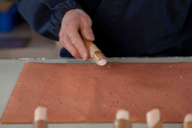 液が乾かないうちに、箔を撒きます