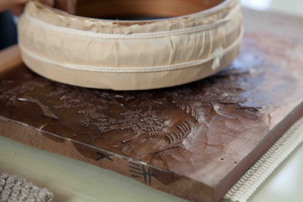 膠とフノリで解いた雲母の粉を木版にタンポを使ってむらにならないように付けます