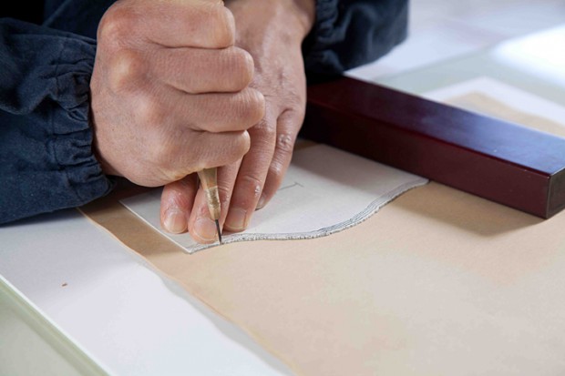 あらかじめ作った型紙に合わせて、紙を破ったようにかたどりしています