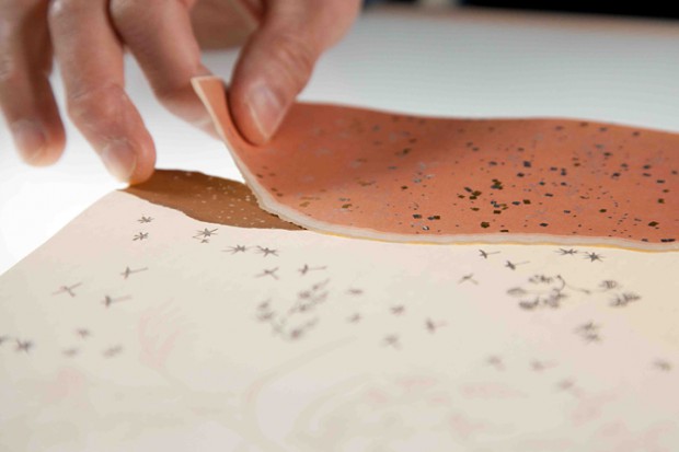 糊を使って張っているところです